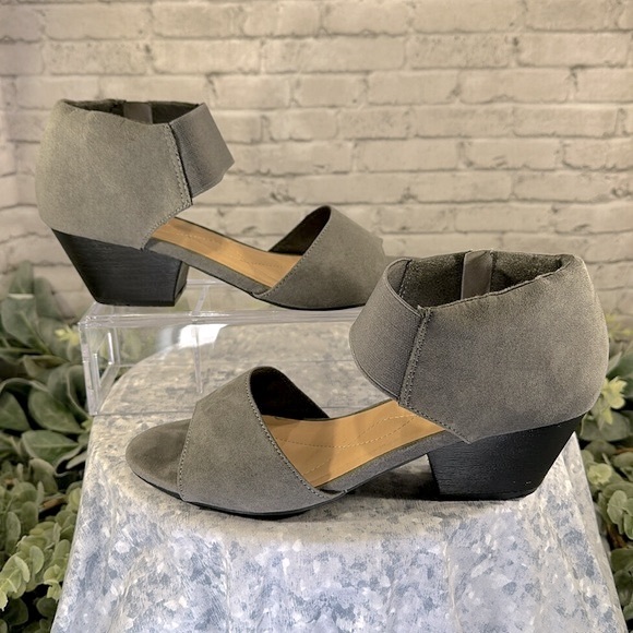 I ❤️ Comfort “Syla” Gray Faux Suede Open Toe Anklewrap Dress Sandals WMS 8M🩶GUC - Picture 4 of 11